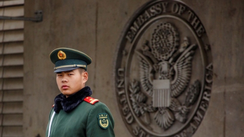 Quân nhân Trung Quốc bên ngoài đại sứ quán Mỹ ở Bắc Kinh. (Ảnh: Reuters)