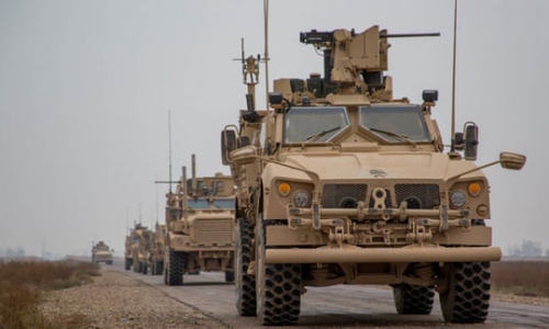 Một đoàn xe của liên minh quân đội quốc tế do Mỹ dẫn đầu ở tỉnh Deir ez-Zor - Syria. Ảnh: Reuters
