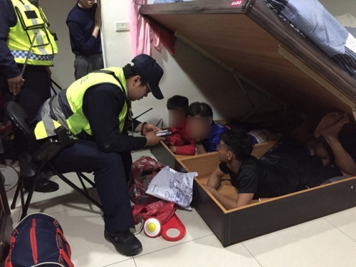 3 người Việt Nam nghi là lao động bất hợp pháp bị bắt quả tang lẩn trốn dưới gầm giường (Ảnh: UDN)