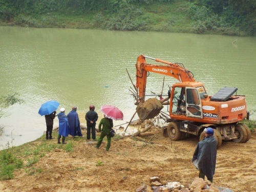 Đoàn kiểm tra liên ngành huyện Hương Khê tiến hành kiểm tra, xóa bỏ bến bãi cát trái phép