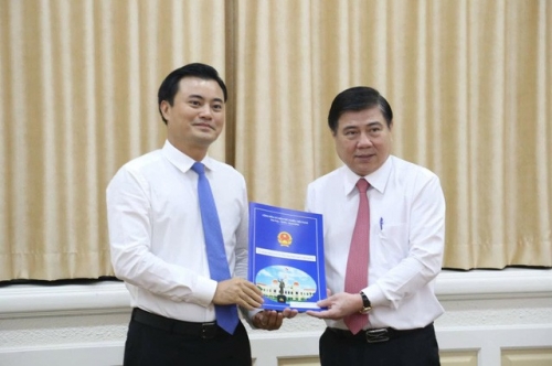 Chủ tịch UBND TPHCM Nguyễn Thành Phong trao quyết định điều động ông Bùi Xuân Cường giữ chức Trưởng Ban Quản lý Đường sắt đô thị TPHCM