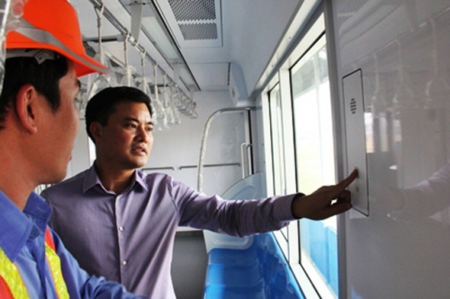 Ông Bùi Xuân Cường thời điểm làm Trưởng Ban quản lý đường sắt đô thị TPHCM năm (bìa phải) kiểm tra thông tin chi tiết về hệ thống trang thiết bị trong toa xe tuyến Metro số 1 Bến Thành - Suối Tiên