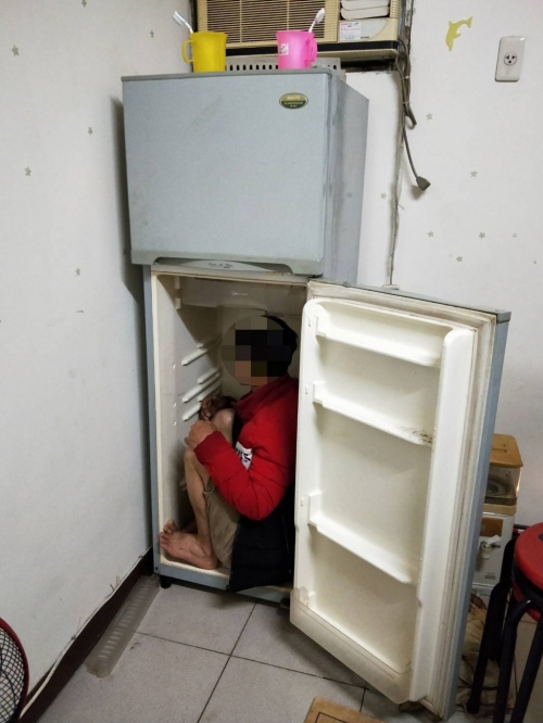 Đối tượng lao động bất hợp pháp người Việt Nam bị bắt khi đang nấp trong tủ lạnh (Ảnh: Central News)