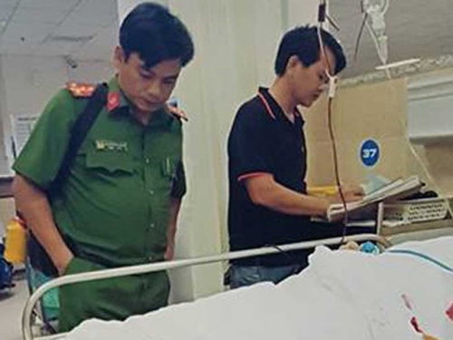 Công an vào bệnh viện ghi nhận tình trạng thương tích của vợ chồng bà Hương sau khi bị chém. Ảnh: CTV