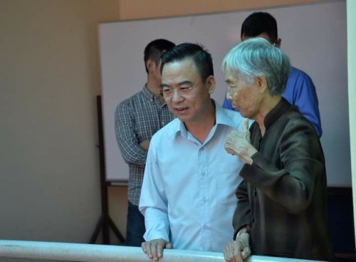 Trưởng Ban Tiếp công dân Trung ương Nguyễn Hồng Điệp trao đổi với người dân khiếu kiện tại Thủ Thiêm, TPHCM (Ảnh: Phạm Nguyễn).