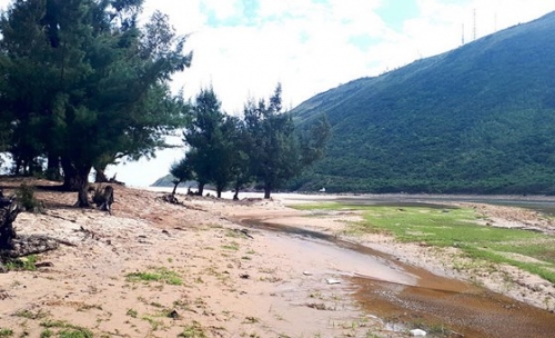 Cửa sông Xích Mộ bị cát biển bồi lấp hoàn toàn, gây ngập úng.