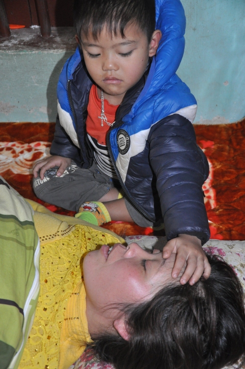 Hình ảnh chị Tiền trước khi mất 2 ngày, cậu bé Huy ở nhà trông mẹ cho bố và anh trai đi chèo thuyền.