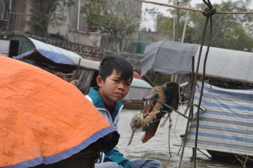 Cậu bé Hùng đang học lớp 8 phải nghỉ học phụ bố chèo thuyền kiếm cái ăn trong những ngày mẹ bệnh.