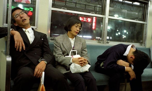 Người Nhật Bản ngủ gục trên tàu điện ngầm (Ảnh minh họa: Alamy)