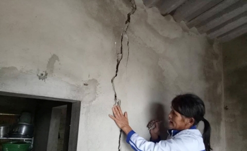 Bà Loan cho rằng sự rung chấn khi doanh nghiệp nổ mìn khai thác đá khiến nhà của bà và nhiều ngôi nhà trong thôn bị nứt nẻ - Ảnh: Quang Cường