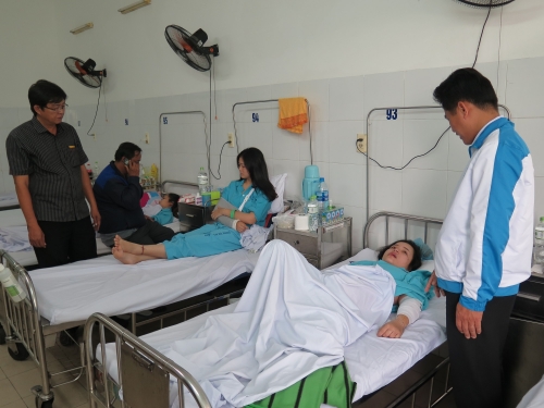 Ông Nguyễn Minh Quân (áo đen) - Hiệu trưởng Trường Cao đẳng Kiên Giang cùng các giáo viên và phụ huynh sinh viên ra thăm các sinh viên bị thương.