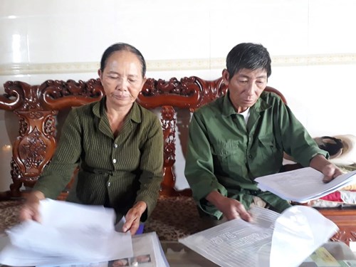 Ông Hồng và bà Hòa cung cấp tài liệu cho phóng viên