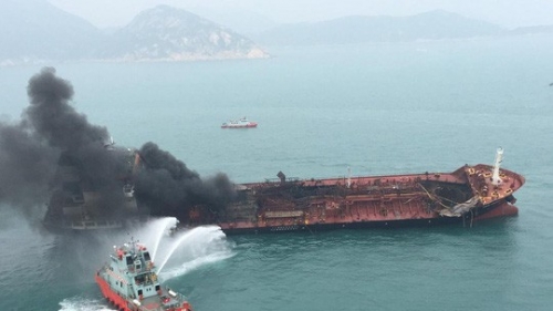 Tàu chở dầu Việt Nam bốc cháy khi sắp tiếp liệu. Ảnh: SCMP