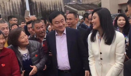 Anh em cựu thủ tướng Thái Lan Thaksin-Yingluck về thăm quê cha ở Trung Quốc ngày 5/1. (Ảnh: SCMP)