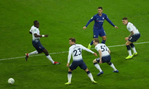 Hazard bị bao vây bởi cầu thủ Tottenham. Tiền vệ người Bỉ nhận được sự chăm sóc đặt biệt khi bị phạm lỗi tới bảy lần, nhiều nhất trong một trận mùa này. Ảnh: Reuters.