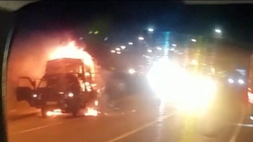 Ô tô tải bốc cháy dữ dội trên đường dân vào hầm Hải Vân phía Đà Nẵng