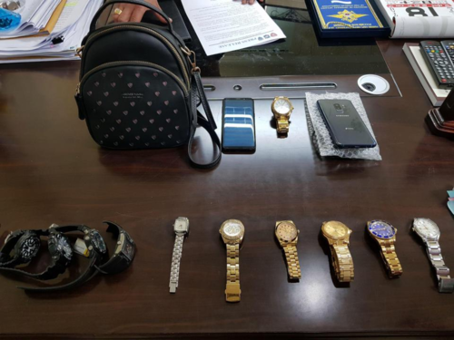 Cảnh sát thu giữ hơn 10 đồng hồ hàng hiệu và smartphone. Ảnh: Viral Press.