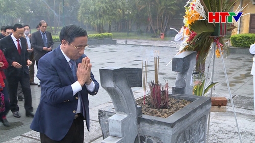 Bí thư Tỉnh ủy Lê Đình Sơn cùng các thành viên trong đoàn dâng hương, hoa tại Khu lưu niệm Bác Hồ