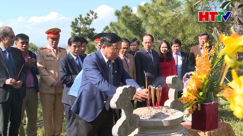 Bí thư Tỉnh ủy Lê Đình Sơn cùng các thành viên trong đoàn dâng hương, hoa tại khu mộ Đại tướng Võ Nguyên Giáp