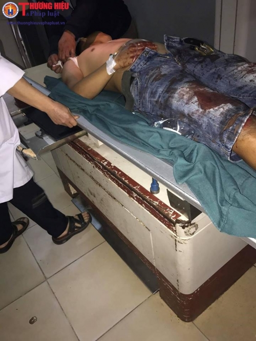 Anh Võ Văn Tý và vết thương bị chém phải nhập viện cấp cứu.