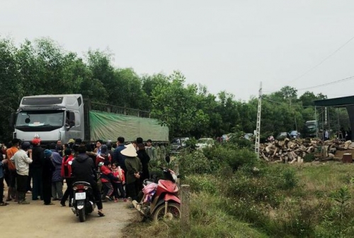 Nghi ngờ xe chở hóa chất độc hại, người dân địa phương chặn lại không cho vào nhà máy.