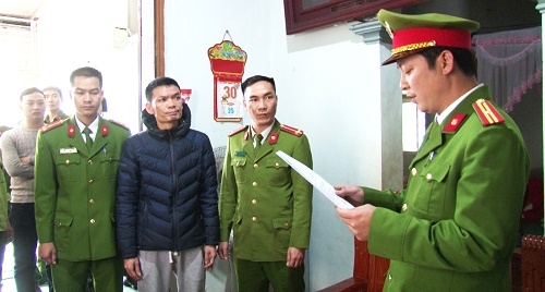 Công an huyện Đức Thọ đọc lệnh bắt giữ đối tượng Phạm Đình Nguyên