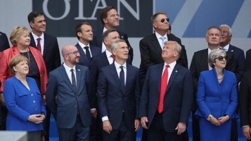 Tổng thống Mỹ Donald Trump (thứ hai từ phải sang), Thủ tướng Anh Theresa May (ngoài cùng bên phải) và các nhà lãnh đạo NATO chụp ảnh tại Bỉ hồi tháng 7/2018. (Ảnh: Reuters)