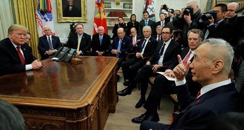 Tổng thống Mỹ Trump (trái) gặp Phó thủ tướng Trung Quốc Lưu Hạc (ngoài cùng bên phải) tại Nhà Trắng hôm 31/1. Ảnh: Reuters.