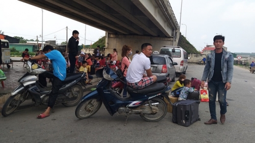 Dọc quốc lộ 1A, đoạn qua tỉnh Hà Tĩnh đều có nhiều người dân ra đường đợi bắt xe ẢNH PHẠM ĐỨC