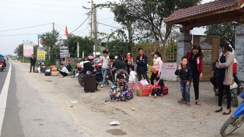 Người dân đứng dọc quốc lộ 1A, đoạn qua huyện Can Lộc (Hà Tĩnh) để bắt xe ẢNH PHẠM ĐỨC