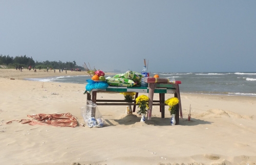 Người dân lập gian thờ cầu an nơi bãi biển