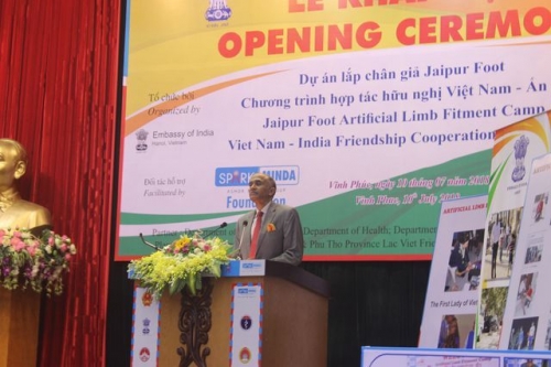 Đại sứ Harish phát biểu tại lễ khai mạc Dự án lắp chân giả Jaipur Foot trong khuôn khổ Chương trình Hợp tác Hữu nghị Việt Nam - Ấn Độ năm 2018. (Ảnh: Thành Đạt)