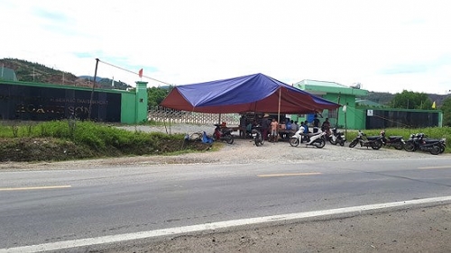 Người dân địa phương chặn trước cổng Nhà máy xử lý rác thải Phú Hà, tháng 8-2018