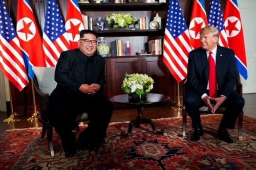 Tổng thống Donald Trump gặp nhà lãnh đạo Kim Jong-un trong hội nghị thượng đỉnh Mỹ-Triều lần 1 tại Singapore, tháng 6.2018. Ảnh: New York Times.