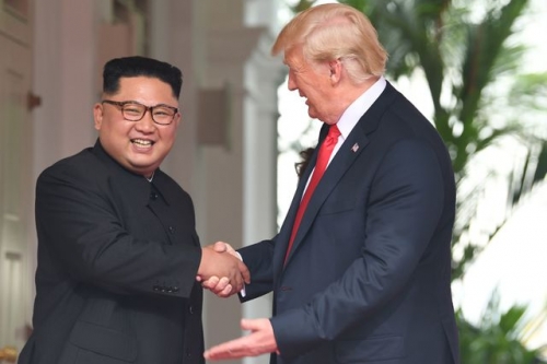 Nhà lãnh đạo Kim Jong-un gặp Tổng thống Donald Trump tại Singapore năm 2018. (Ảnh: Getty)