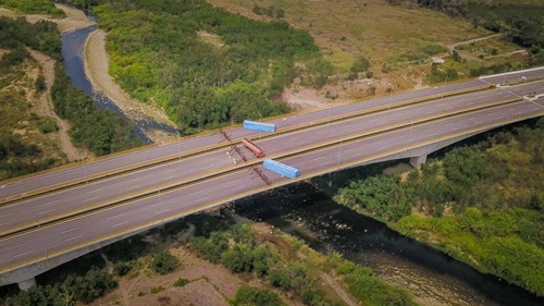Quân đội Venezuela chặn cây cầu nối với Colombia bằng rào sắt, container và xe bồn. Ảnh: AFP.