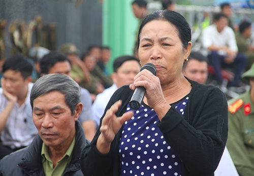 Bà Lê Thị Thiết trình bày nỗi khổ của dân do ảnh hưởng của nhà máy rác. Ảnh: Đức Hùng