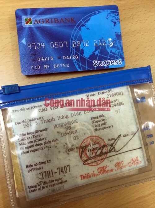 Thẻ ATM và Đăng ký xe của nạn nhân được cơ quan điều tra thu giữ trong cặp của Vương Văn Hùng