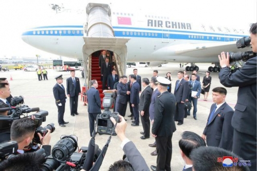 Nhà lãnh đạo Kim Jong-un bước xuống từ máy bay. (Ảnh: Reuters)