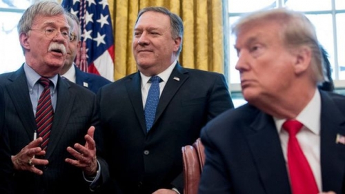(Từ trái qua) Cố vấn An ninh quốc gia John Bolton, Ngoại trưởng Mike Pompeo và Tổng thống Donald Trump ở Nhà Trắng hôm 7-2. Ảnh: AP