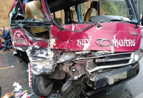 Chiếc xe khách vỡ nát sau cú tông trực diện. Ảnh: Nguyễn Thuận.