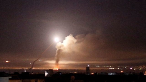 Tên lửa sáng rực trên bầu trời Syria trong vụ tấn công ngày 20-21/1 của Israel (Ảnh minh họa: Reuters)