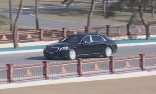 Siêu xe Mercedes-Maybach mới chở nhà lãnh đạo Kim Jong-un xuất hiện trong bản tin của truyền hình nhà nước Triều Tiên hôm 8/2. (Ảnh: Chosun)