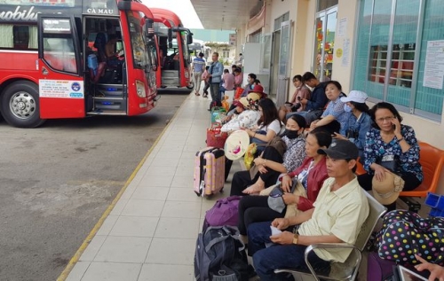 Hành khách đi xe tại bến xe phía Nam Nha Trang chiều 11/2 (mùng 7 Tết)