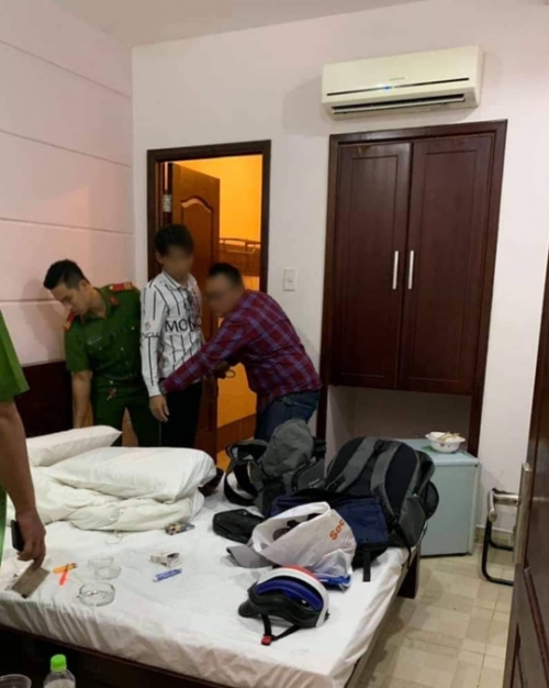 Nguyễn Bảo Anh (áo trắng) bị bắt tại một phòng trọ