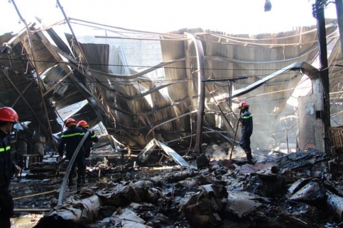 Sau 1 giờ cứu chữa, ngọn lửa đã được dập tắt nhưng xưởng đã đổ sập
