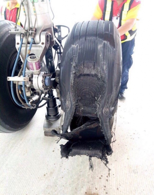 Một chiếc lốp ở càng sau máy bay Vietjet bị vỡ sau khi hạ cánh xuống Tân Sơn Nhất ngày 12/2