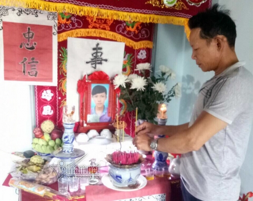 Ông Đàm Thanh Phong bên bàn thờ con trai