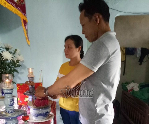 Vợ chồng ông Đàm Thanh Phong thắp nhang lên bàn thờ con trai 