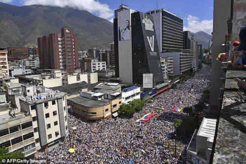 Hàng nghìn người biểu tình tại Caracas phản đối Tổng thống Maduro. (Ảnh: AFP)